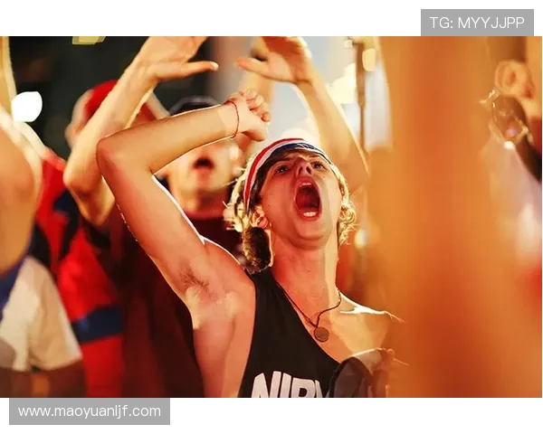 激情燃烧的世界杯现场氛围点燃全球球迷狂欢之夜共同见证荣耀与梦想绽放 - 副本 (2) - 副本