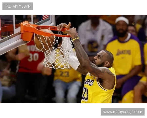 NBA季后赛激战正酣 星光熠熠球员表现引发球迷热议 - 副本 - 副本 (2)